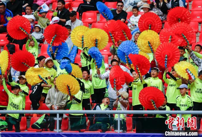 前国脚范志毅亲自开球，青超联赛揭幕战今日打