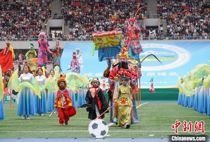 前国脚范志毅亲自开球，青超联赛揭幕战今日打