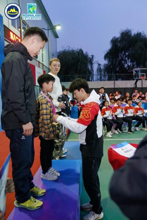 在北京怀柔举办的第八届全国少年攀岩锦标赛落