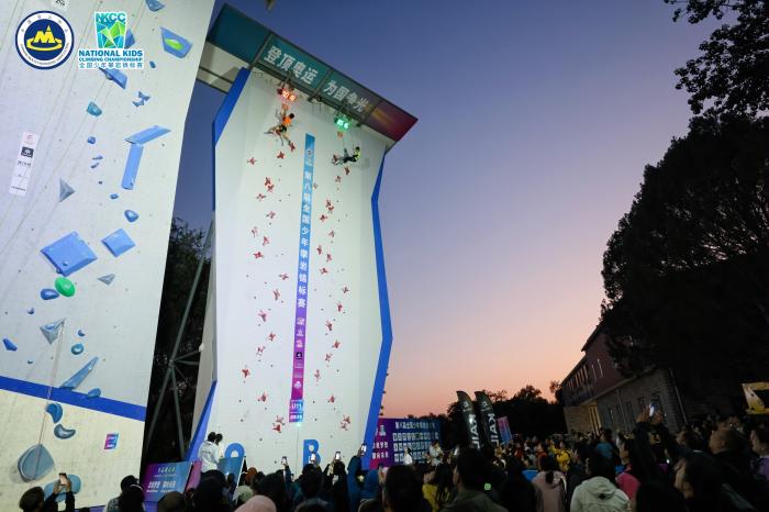 在北京怀柔举办的第八届全国少年攀岩锦标赛落