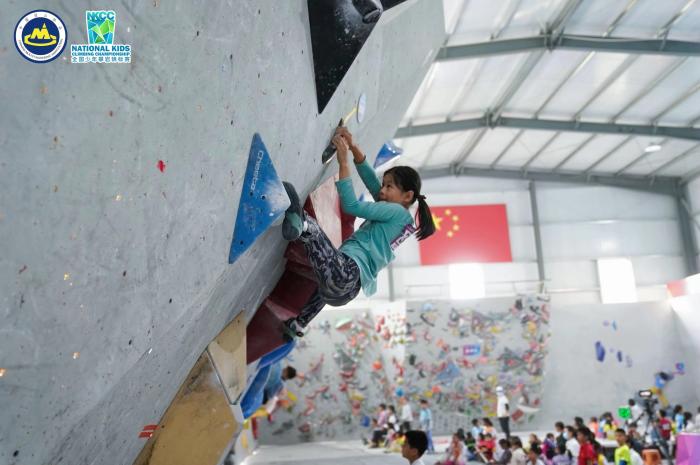 在北京怀柔举办的第八届全国少年攀岩锦标赛落