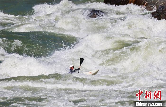 怒江皮划艇野水国际公开赛收官：瑞士选手Rohr