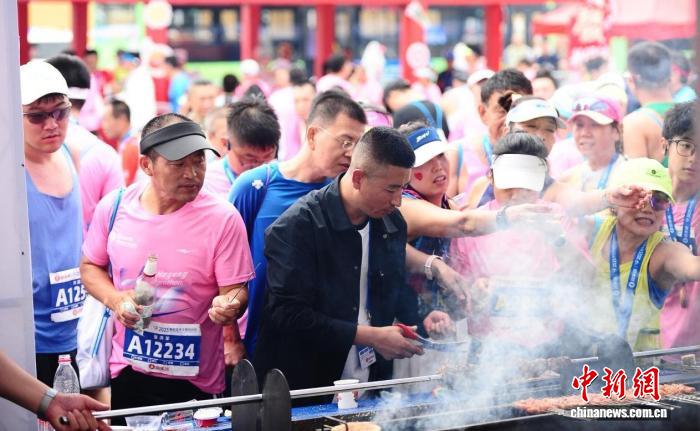 2025鹤岗森林半程马拉松开跑 6000余名选手畅跑生