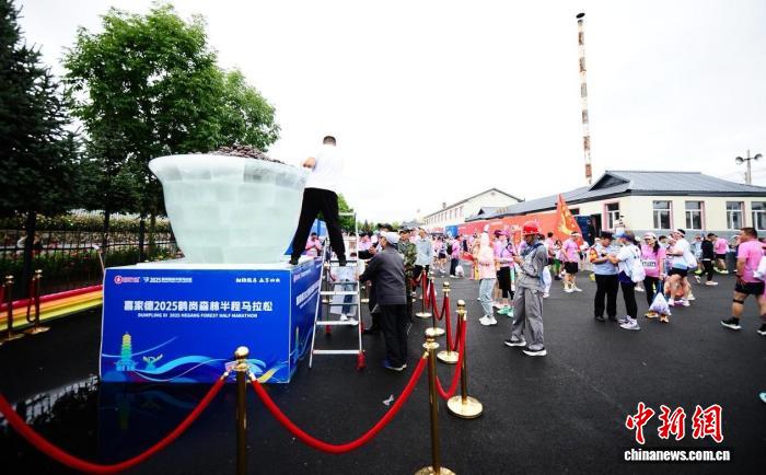 2025鹤岗森林半程马拉松开跑 6000余名选手畅跑生