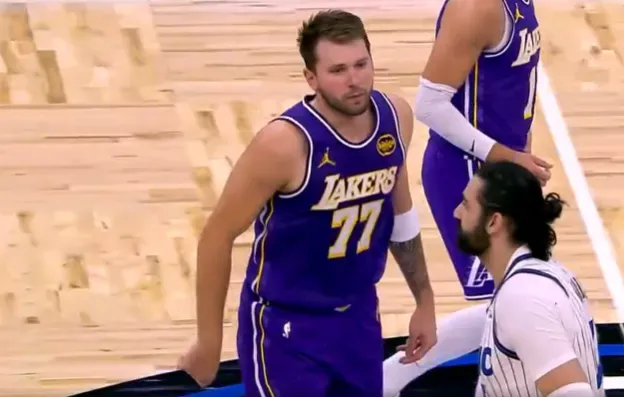 东契奇33分遭16次技犯停赛 霍里：输球比闲言碎语