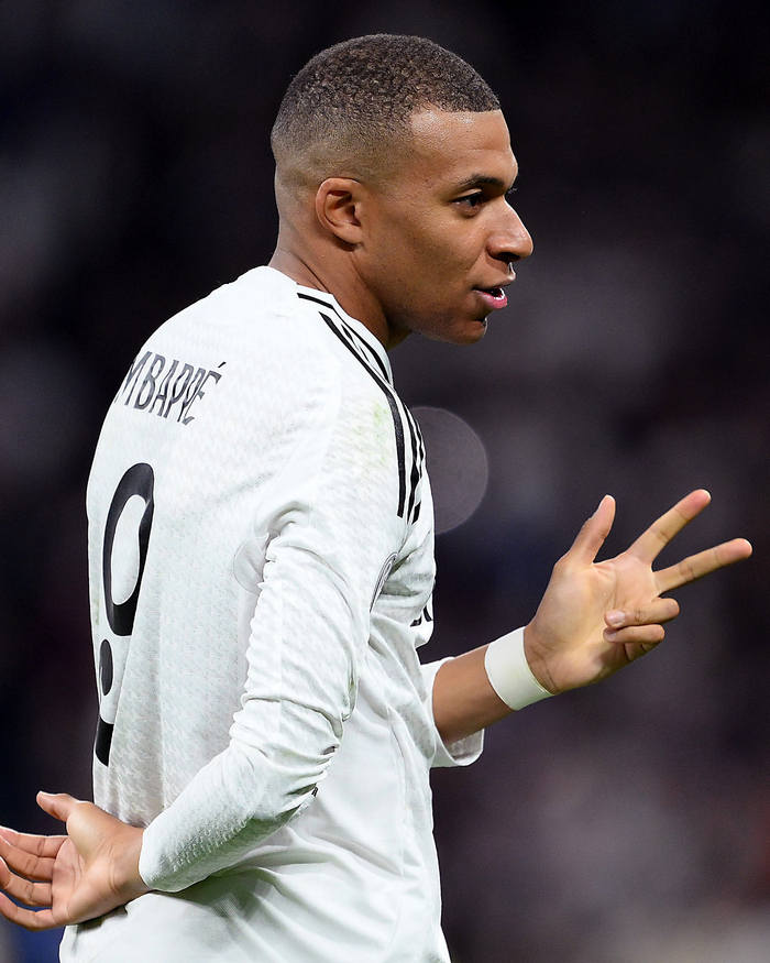 曼城欧冠18决赛首回合0-3惨败皇马，晋级形势岌岌