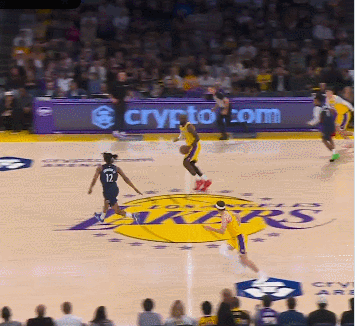 詹姆斯与里夫斯空中接力扣篮引爆湖人主场